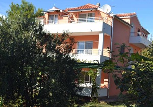 Holiday apartment with air conditioning and balcony near the beach