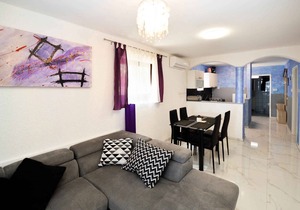 Holiday apartment with air conditioning and near the sea