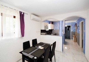 Holiday apartment with air conditioning and near the sea