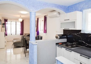 Holiday apartment with air conditioning and near the sea