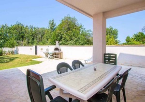 Holiday apartment with air conditioning and barbecue