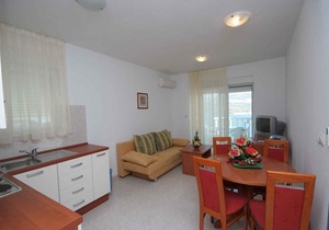 Holiday apartment with pool and sea view