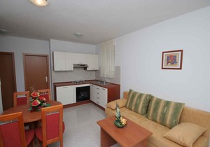 Holiday apartment with pool and sea view