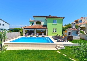 Holiday home in a quiet location with an outdoor pool