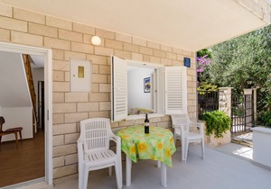 Holiday Home Jasenka Trstenik - Duplex One Bedroom Apartment with Terrace and Side Sea View