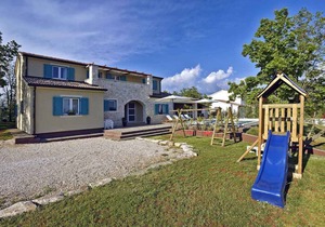 Holiday home with pool and air conditioning