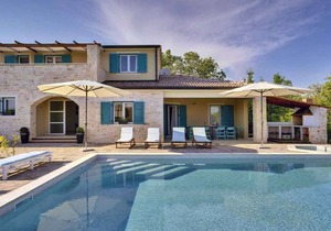 Holiday home with pool and air conditioning