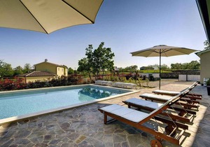Holiday home with pool and air conditioning