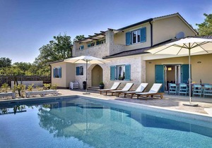 Holiday home with pool and air conditioning