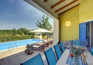 Holiday home with pool and air conditioning