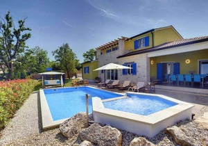 Holiday home with pool and air conditioning