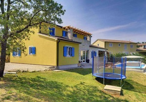 Holiday home with pool and air conditioning
