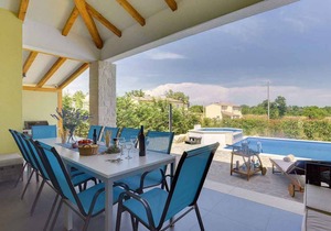 Holiday home with pool and air conditioning