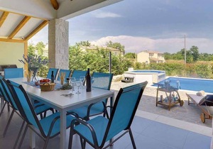 Holiday home with pool and air conditioning