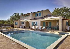 Holiday home with pool and air conditioning