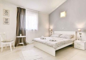 Holiday home with pool and air conditioning