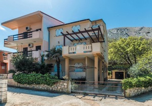 Lovely apartment in Bosana with WiFi