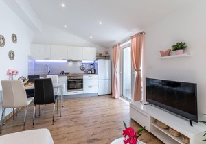 Lovely apartment in Milna with WiFi