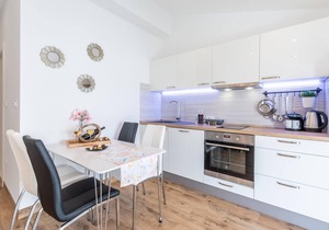 Lovely apartment in Milna with WiFi