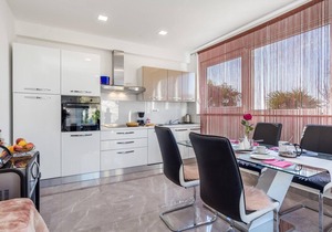 Lovely apartment in Rijeka with WiFi