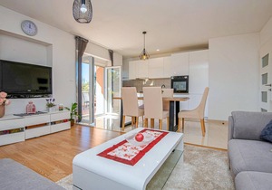 Lovely home in Donji Prolozac