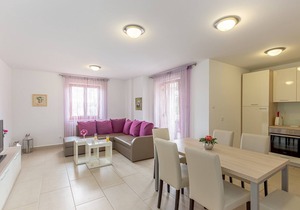 Modern apartment Mike 3 with garden view