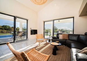 Modern holiday home with spacious garden & pool