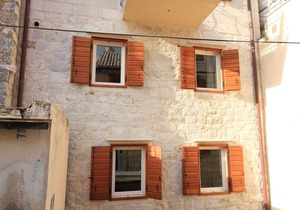 One bedroom apartment near beach Komiža, Vis (A-3035-a)