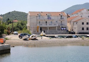 One bedroom apartment near beach Hodilje, Pelješac (A-10234-a) in Ston