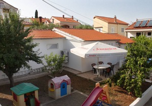 One bedroom apartment with terrace Preko, Ugljan (A-8232-b)