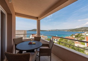 "Perfect runaway" in quiet bay with sea view and heated pool -app for 3 - Mona 2