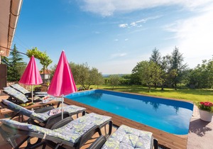 Romantic Holiday Home with pool and large garden, surrounded by greenery