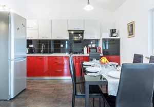 Spacious apartment on the second floor of a family house near Pula.