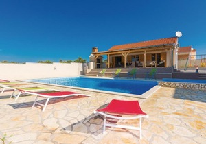 Stunning Home In Kakma With Jacuzzi, Wifi And Outdoor Swimming Pool