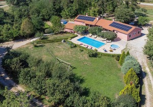 Stunning villa for 15 guests with private pool, WIFI, A/C, TV, patio, pets allowed and parking