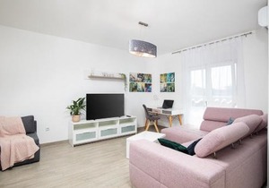 Stylish City Stay with Balcony & Free Parking