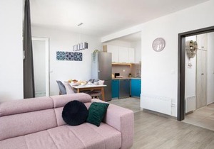 Stylish City Stay with Balcony & Free Parking