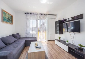 Sunny apartment ILI near Amfiteatar