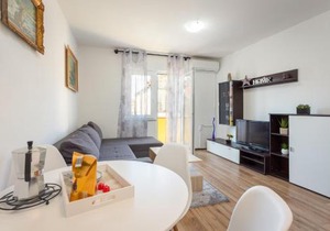 Sunny apartment ILI near Amfiteatar