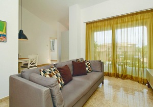 These attractive apartments are located in a rural area, close to the tourist center of Pore.