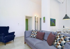 These attractive apartments are located in a rural area, close to the tourist center of Pore.