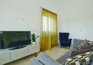 These attractive apartments are located in a rural area, close to the tourist center of Pore.