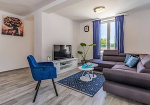 This attractive semi-detached house with pool is located in Mar.