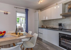 This attractive semi-detached house with pool is located in Mar.