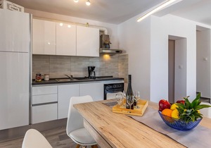 This attractive semi-detached house with pool is located in Mar.