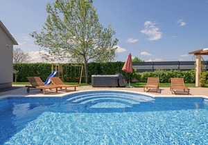 This beautiful single-storey holiday home is located in Proloac Donji near the town of Imotski.