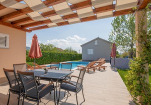 This beautiful single-storey holiday home is located in Proloac Donji near the town of Imotski.