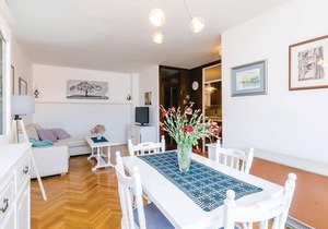 This practically furnished apartment has an ideal location near the beach and the promenade, where y