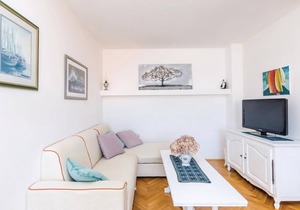 This practically furnished apartment has an ideal location near the beach and the promenade, where y