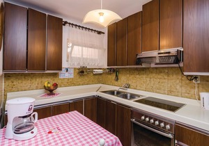 This practically furnished apartment has an ideal location near the beach and the promenade, where y